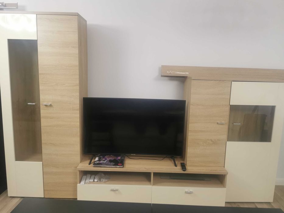 Mobila living alb crem în stare foarte bună