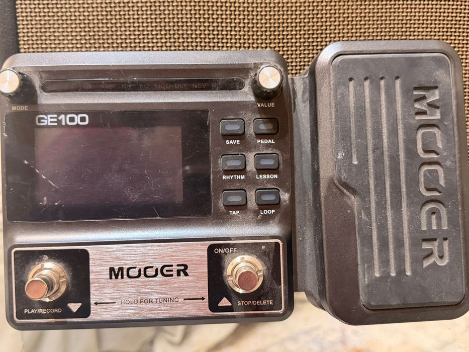 Электрогитара в хорошем состоянии