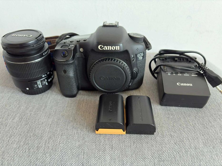 Canon 7D + obiectiv Canon 18-55mm