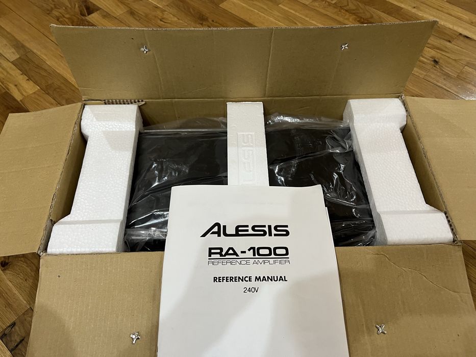 Студийный двухканальный усилитель-Alesis RA-100