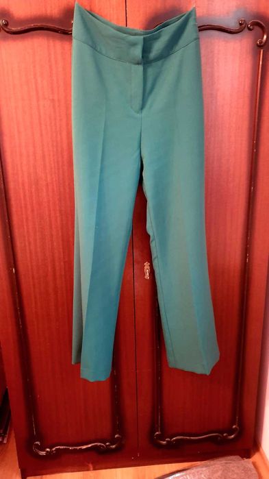 Широк, тъмно зелен панталон