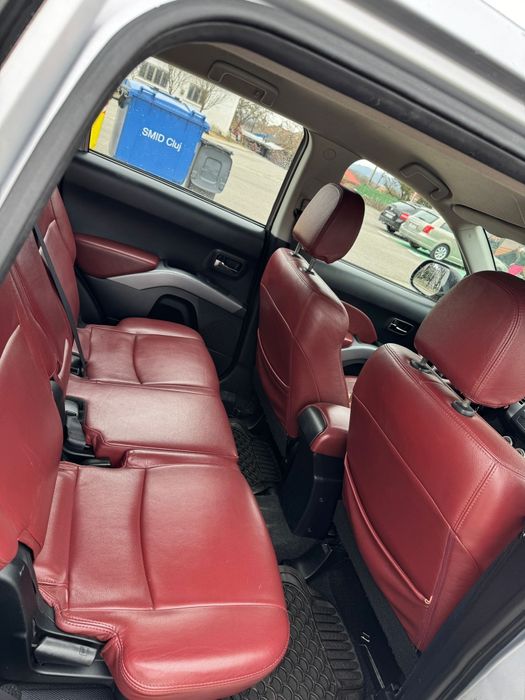 Vând Mitsubishi Outlender