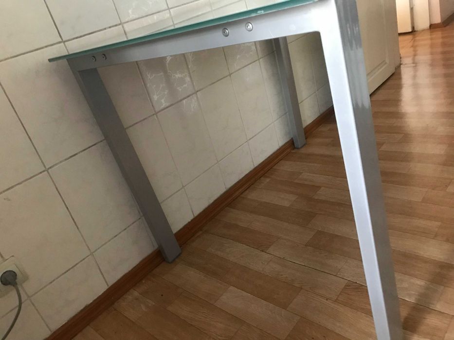 Стеклянный стол серого цвета