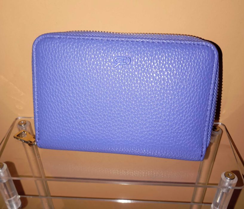 Дамски портфейли Parfois и козметични чантичка.