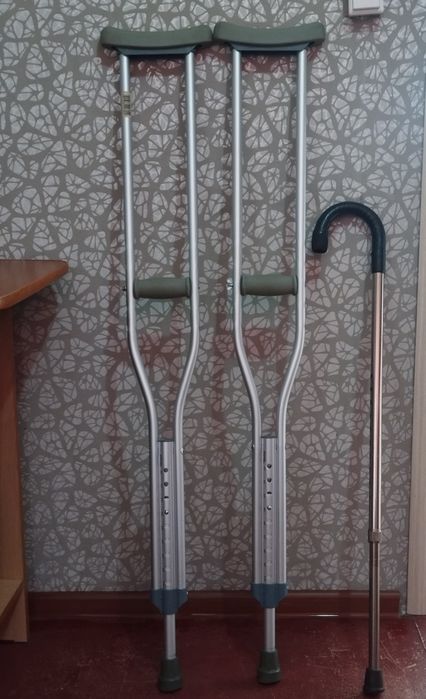 Костыли и трость в идеальном состоянии