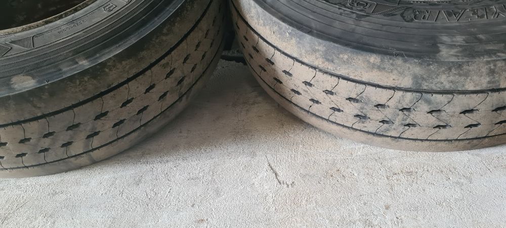 Грузовые шины б/у,  рулевые 2 шт.