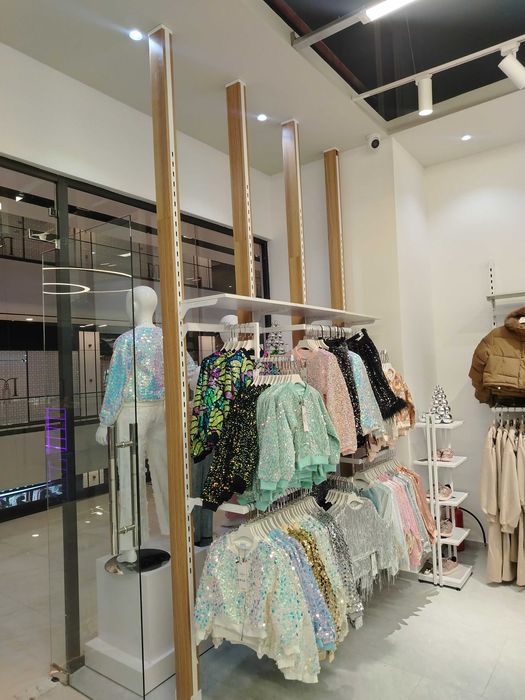 Вешалки и стеллажи для магазина одежды