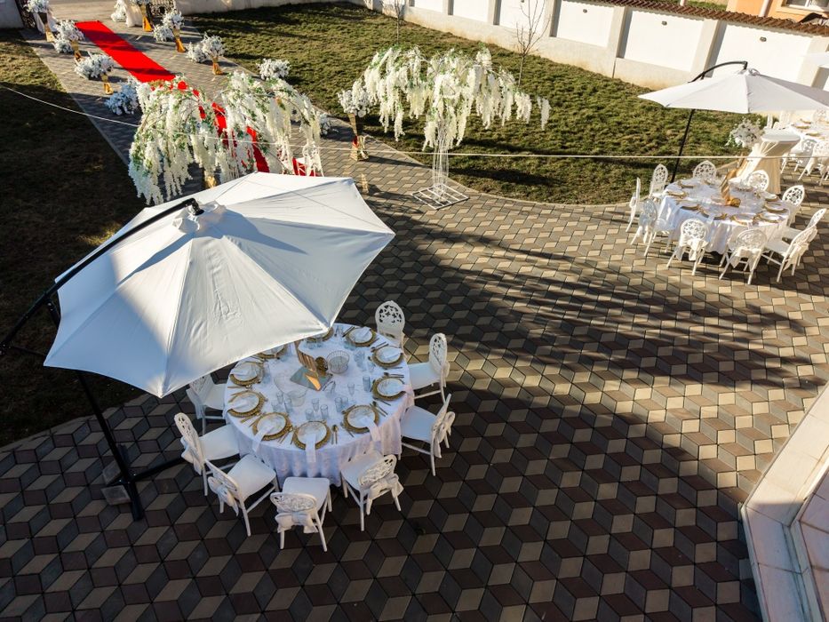 Aranjamente florale -mese echipate - cort de închiriat