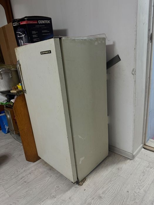 Продам холодильник. Качелья, комод, тумбочки
