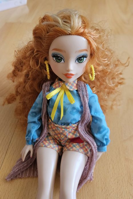 Papusa Glo-Up Girls, Rose