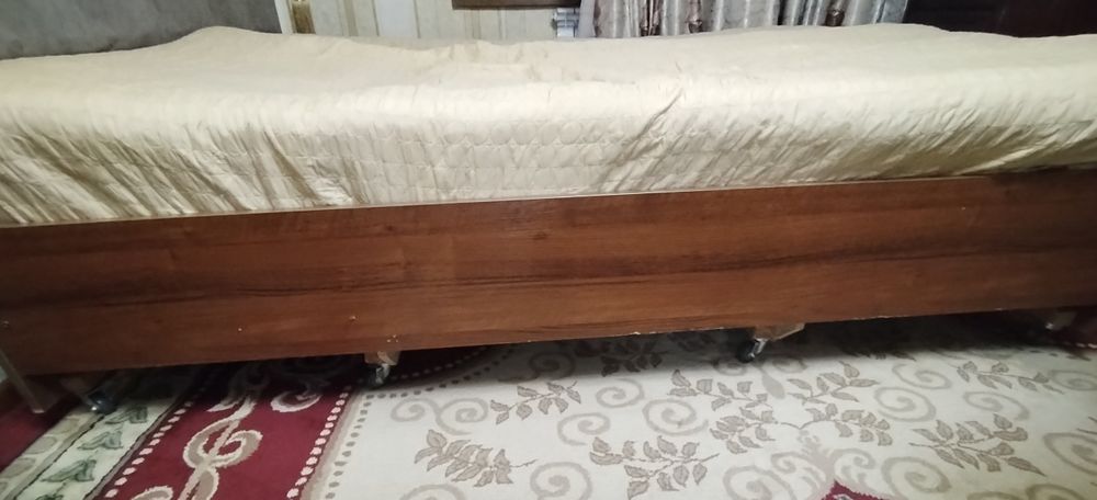 Кровать двухспальная (2 *1.6 м)