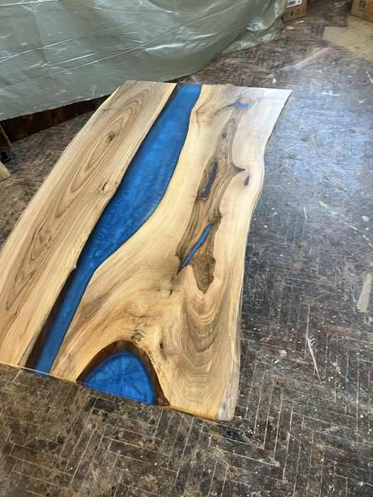 Трапезна маса от орех и епоксидна смола