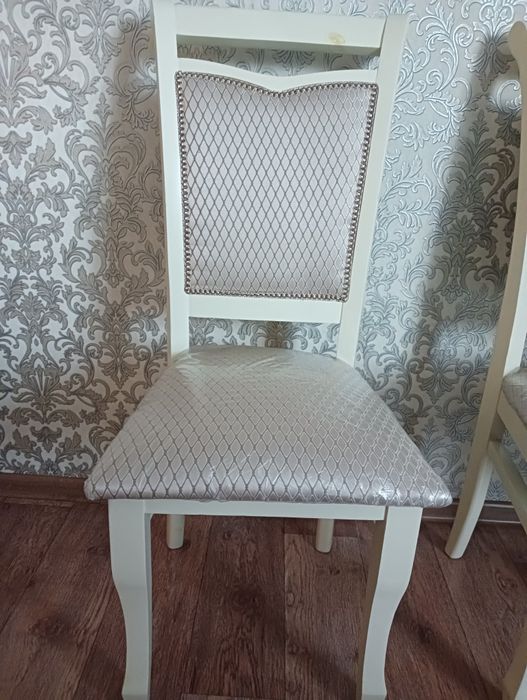 Стол и  двенадцать стульев