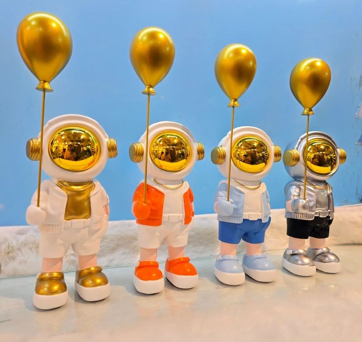 Статуя космонавт скульптура космонавта в космической тематике