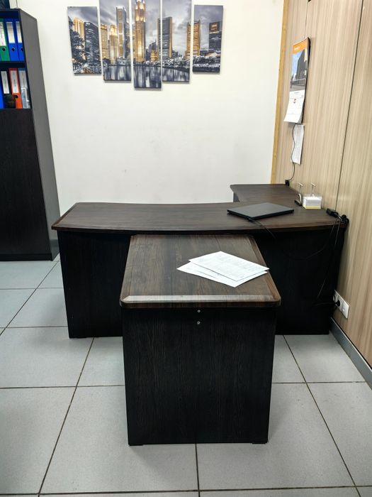 Стол руководителя с приставкой