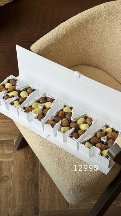 Клубника в шоколаде с цветами