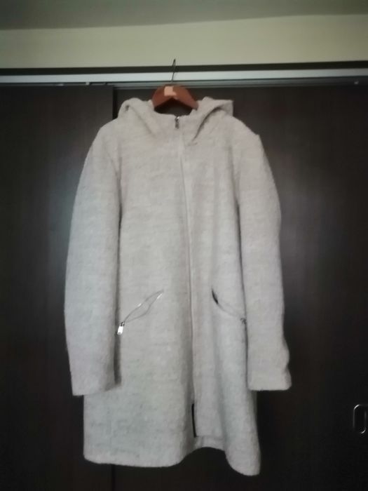 Vând fi rapid haina de stofa crem cu gluga, starefbuna