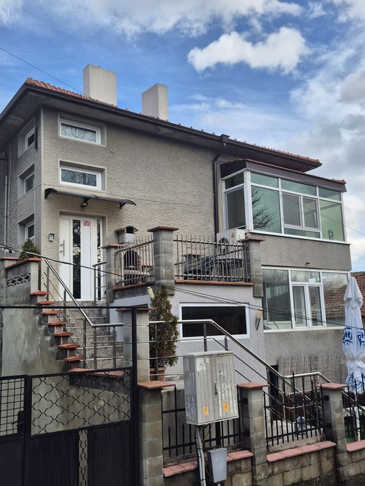 Продава 2 етажа от къща