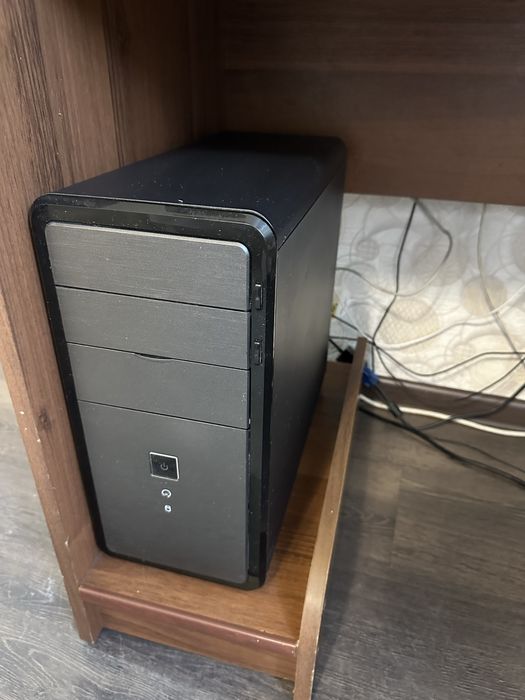 Компьютер процессор , стол