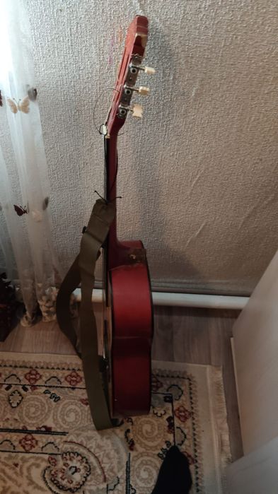 Продам гитару надо менять струны