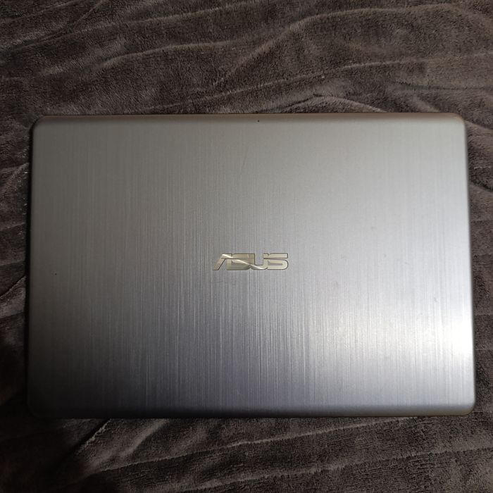 Лаптоп Asus E406M