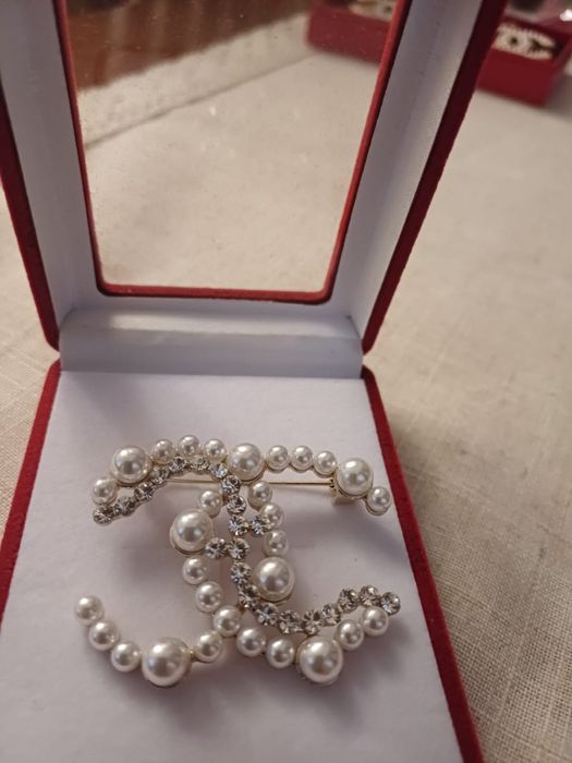 Brosa Acha nel perle cu cutiuta