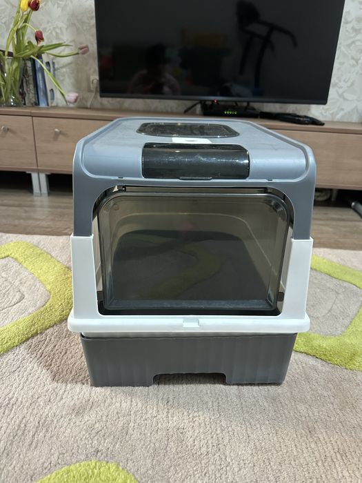 Затворена котешка тоалетна