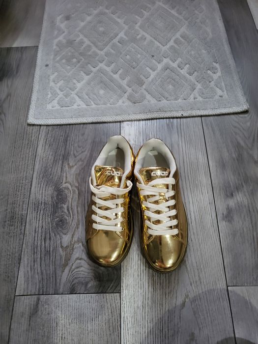 Vand adidasi nr 37 de copii