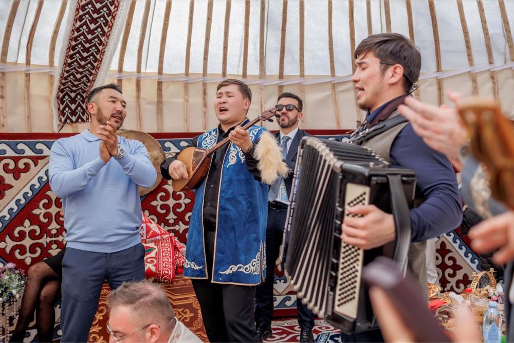 Домбра баян  гиттара  Әнші  музикант