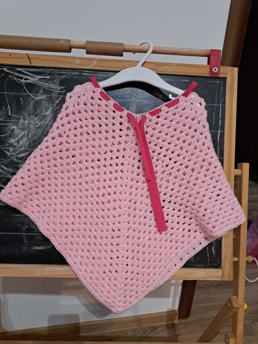 Poncho impletit pentru fetite