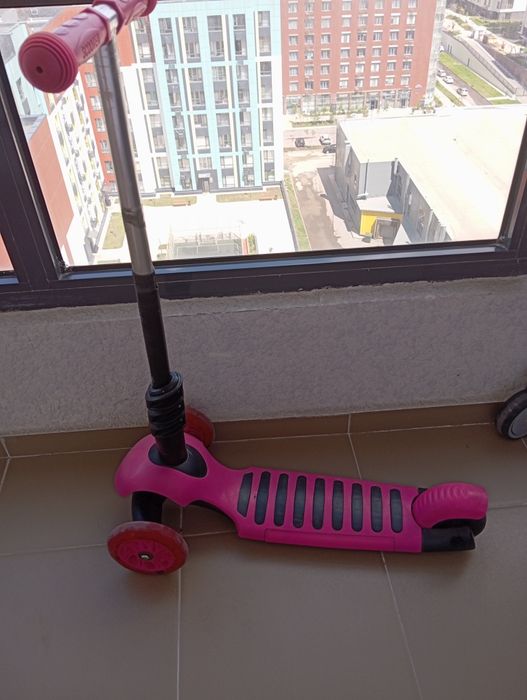 Самокат малинового цвета