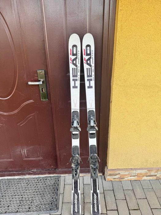 Vând schiuri diferite marimi