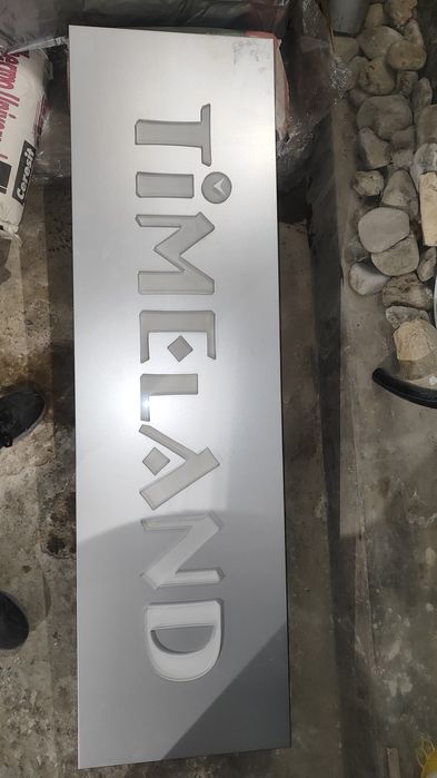 Светещи табели Opticlasa и Timeland  - идеално работещи.