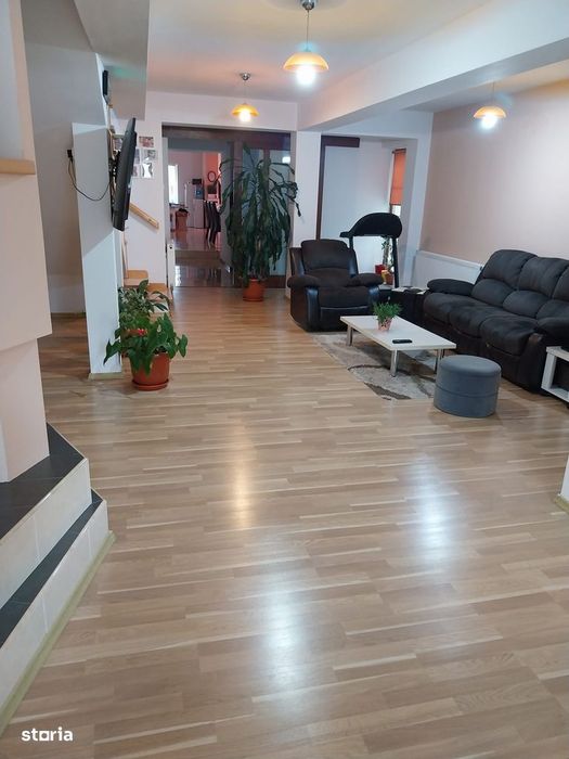 Proprietate versatilă, mobilată, utilată - 260 m² utili + 730 m² curte