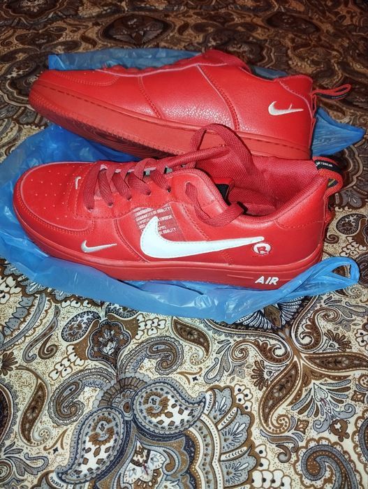 Кроссовки Nike красного цвета