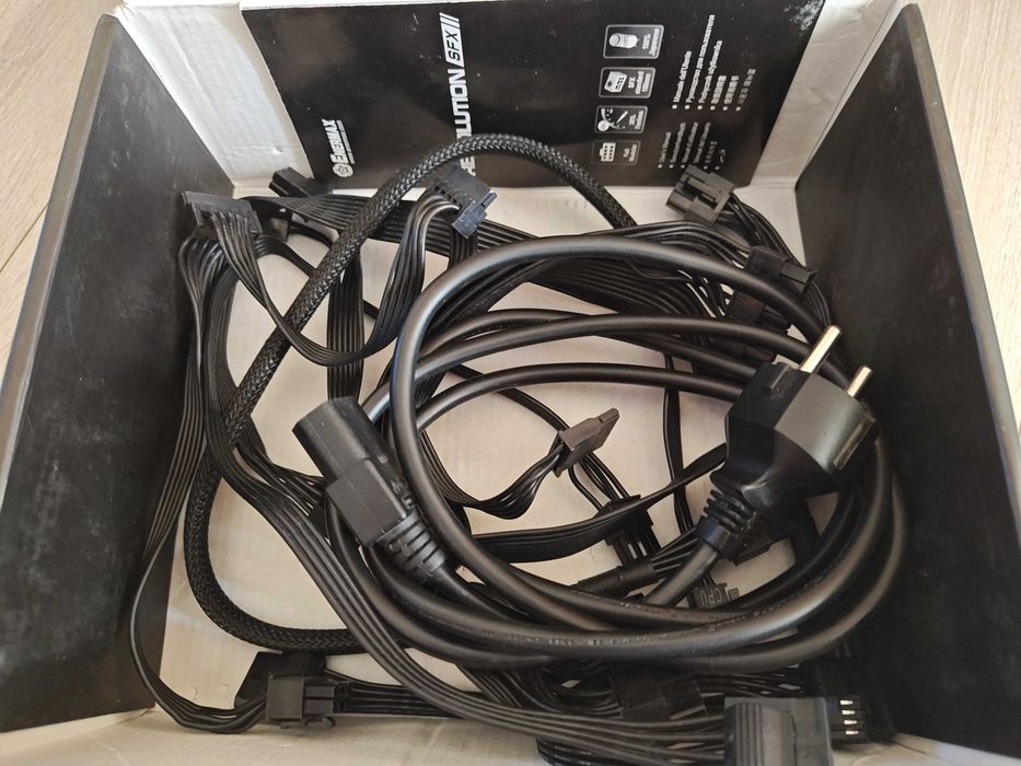 Componente sistem PC SFX Corsair 1000W, Enermax 550W, Cooler Master NR200