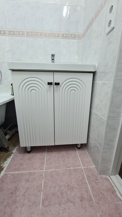 Продам раковину с тумбой