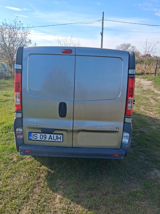 Vând Opel Vivaro