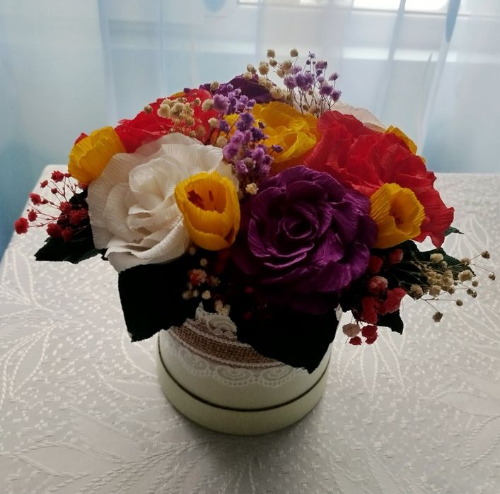 Aranjament buchet din hârtie floristică