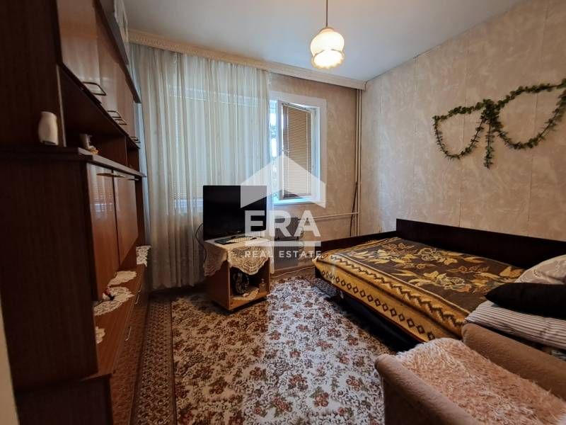 Тристаен ексклузивен апартамент за продажба, с отделна кухня, в санира