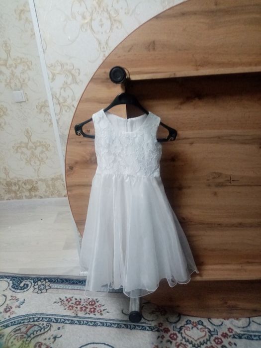 Продам платье для девочки 5 6 лет