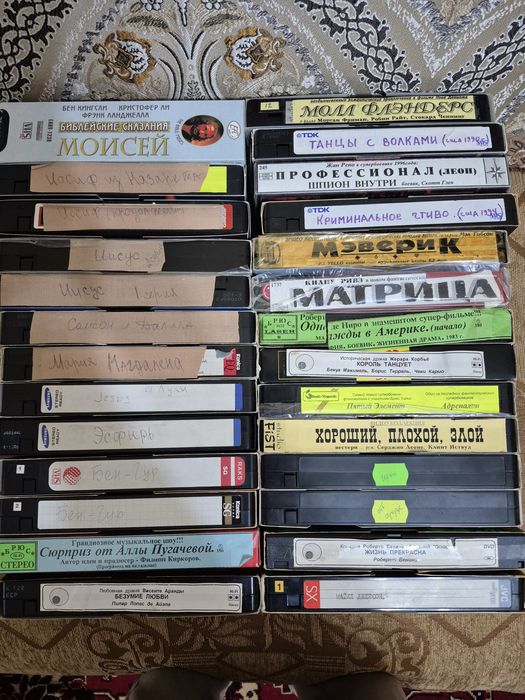 Видео кассеты и диски с фильмами