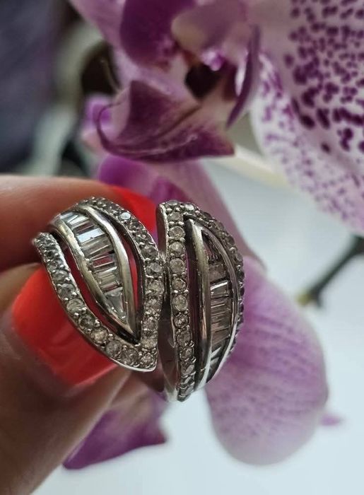 Красив сребърен пръстен с циркони