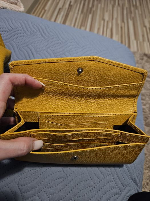 Дамска чанта естествена кожа на известната марка daphne цвят горчица