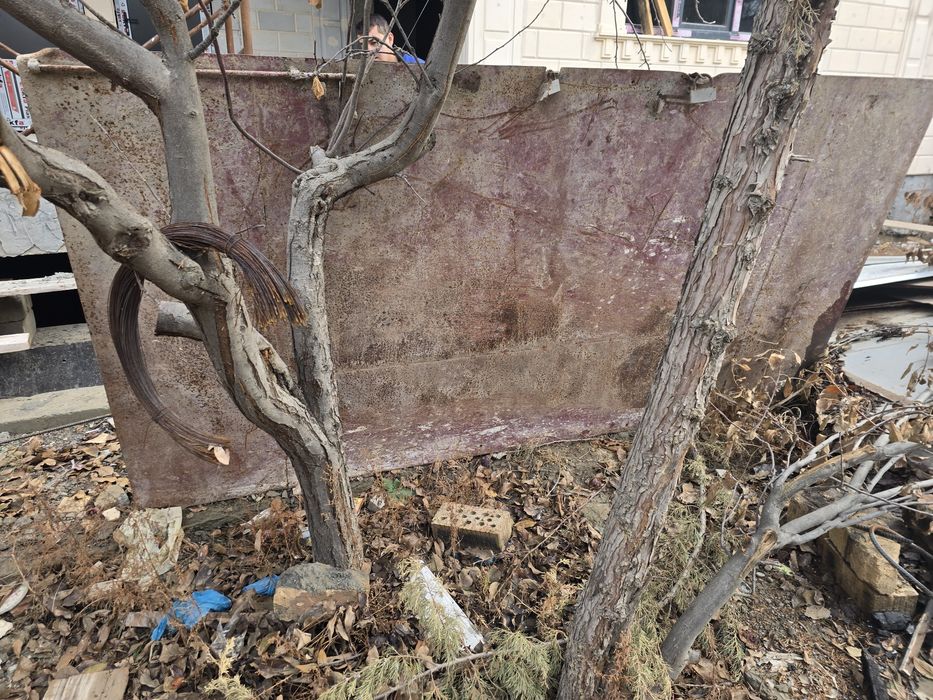 Темир дарвоза сотилади