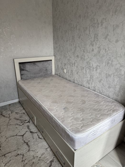 Кровать с матрасом