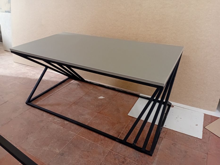 Jurnalniy stol loft