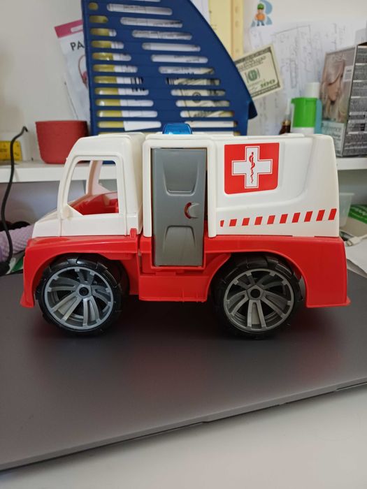 Masinute rezistente ambulanta si camion
