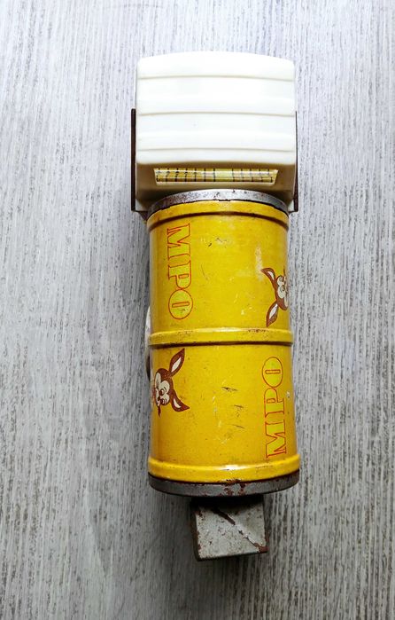 Старо ламаринено камионче