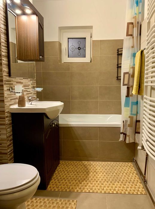 Închiriez apartament 3 camere, decomandat, etaj 2/4, Gheorghe Doja, Pitești